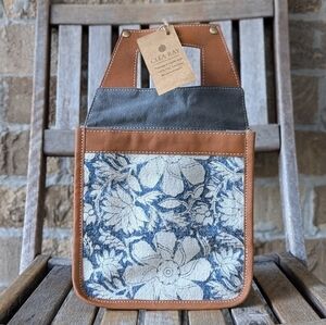 NWT Clea Ray Blue Canvas & Flowers Beer Carrier